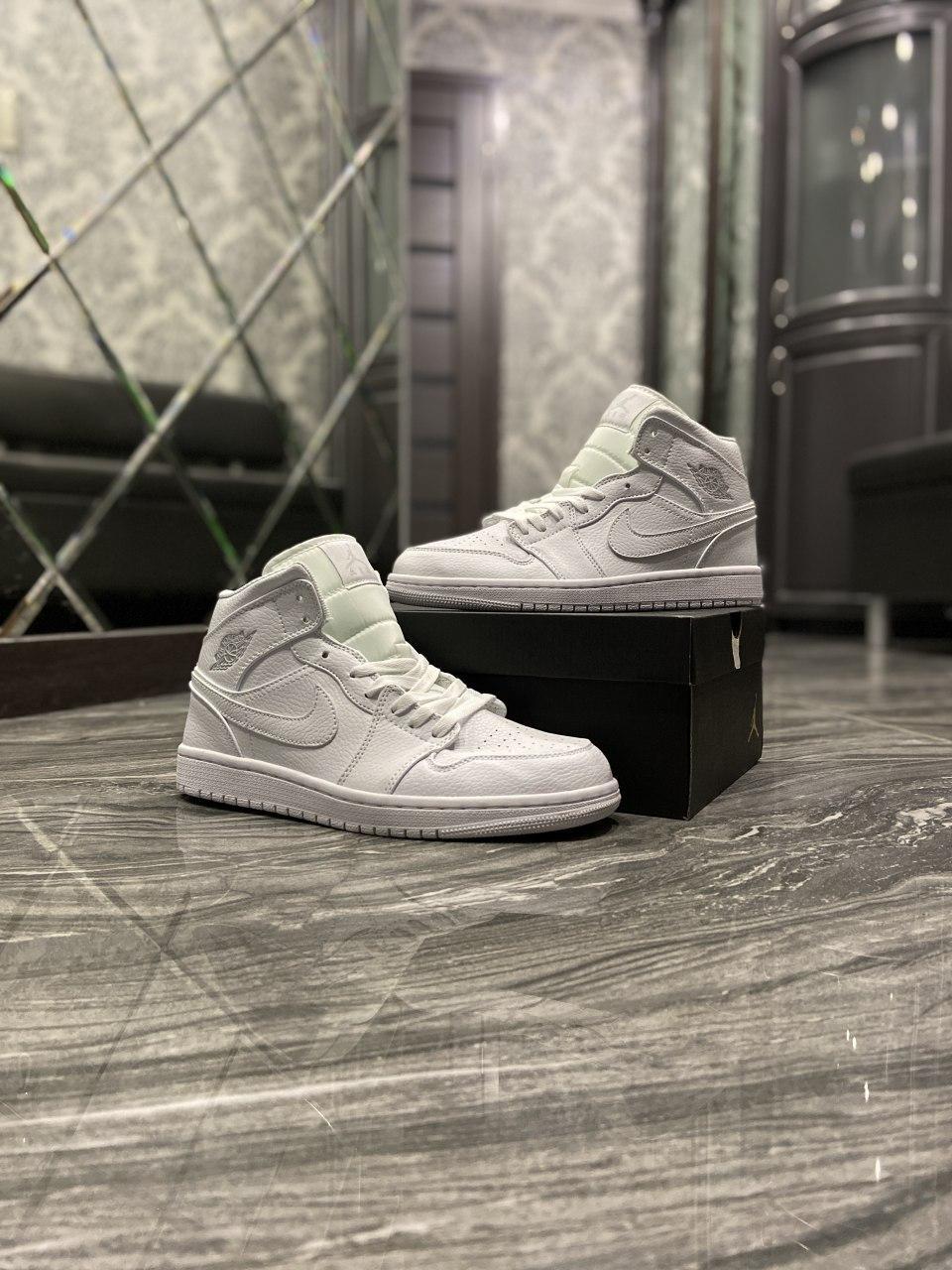 

Мужские кроссовки Nike Air Jordan 1 RETRO White / Найк Аир Джордан 1 Ретро Белые