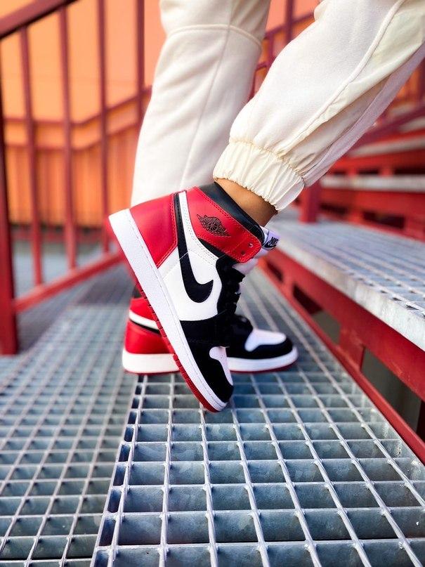 

Женские кроссовки Nike Air Jordan 1 Retro High Black White Red / Найк Аир Джордан 1 Ретро Черные Белые Красные, Красный