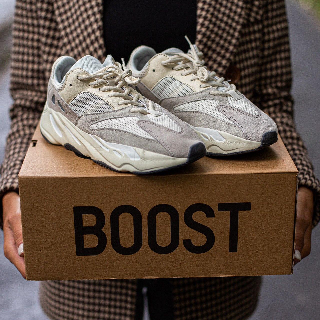 

Женские Кроссовки Adidas Yeezy Boost 700 Analog / Адидас Изи Буст 700 Аналог 37, Бежевый