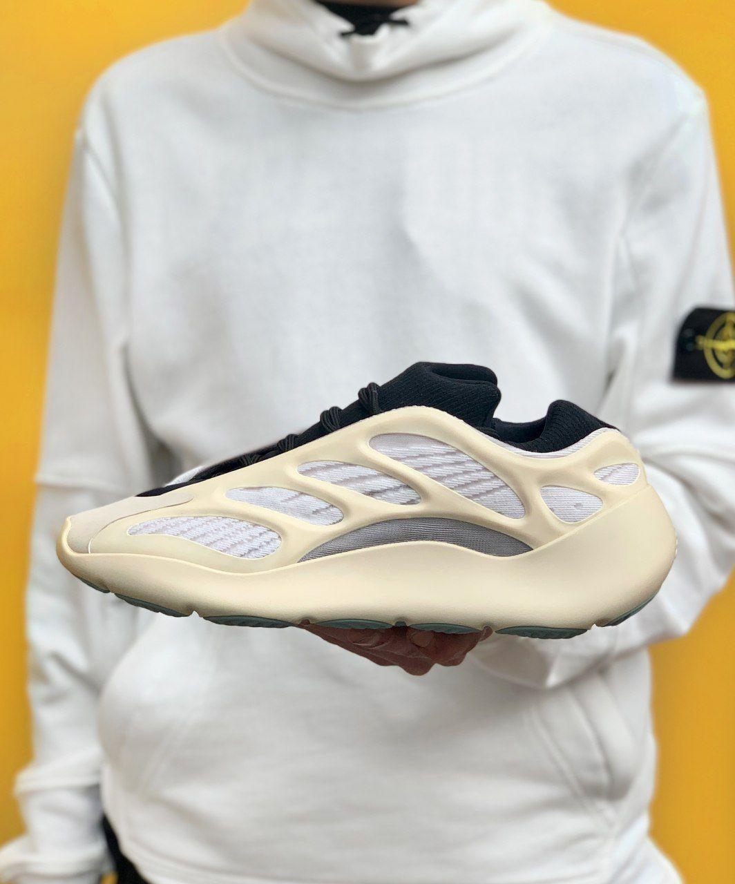 

Мужские кроссовки Adidas Yeezy Boost 700 V3 Beige Black / Адидас Изи Буст 700 В3 Бежевые Черные 42, Черно-белый