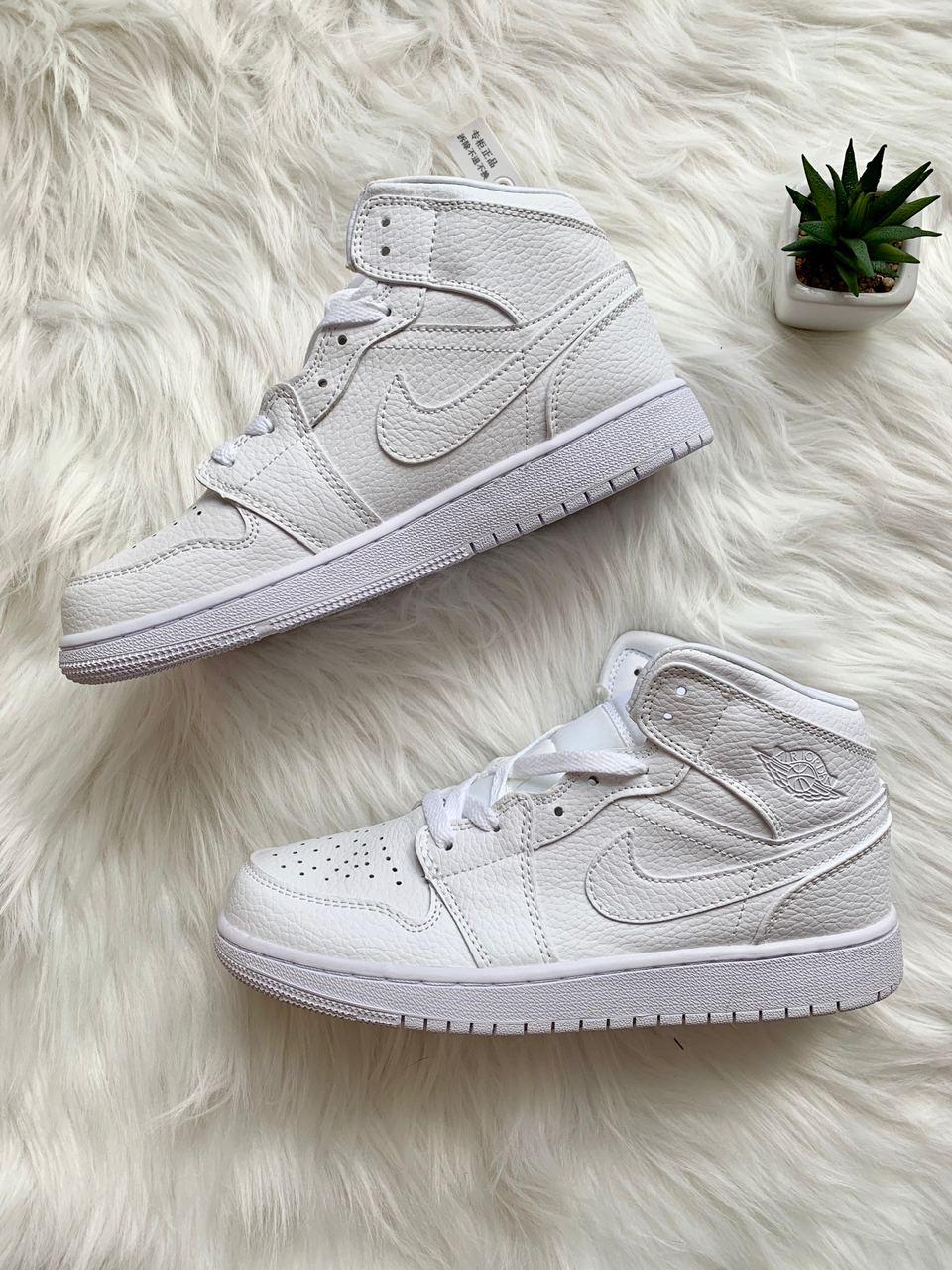 

Женские кроссовки Nike Air Jordan 1 Retro White / Найк Аир Джордан 1 Ретро Белые, Белый