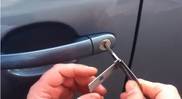 Как открыть машину без ключа