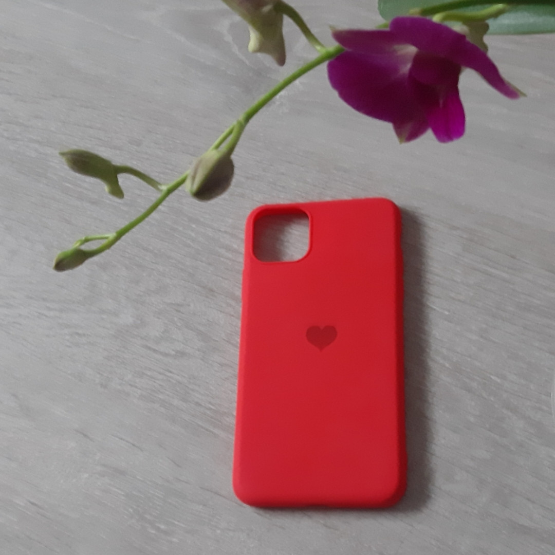 

Чехол силиконовый матовый красный с сердцем iPhone 11max pro