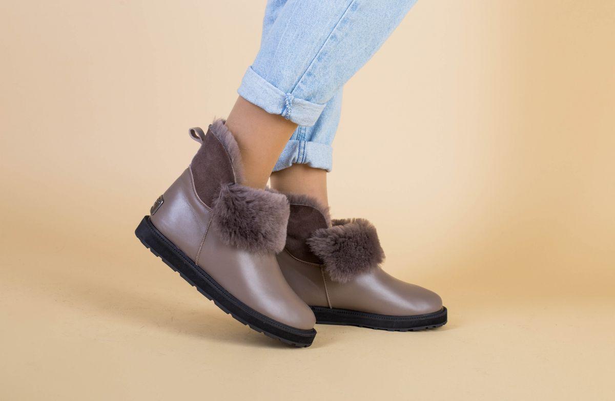 

Угги женские Ugg Australia, темно-бежевые, натуральная кожа, внутри - натуральный мех, код FS-7342-8 38, Бежевый