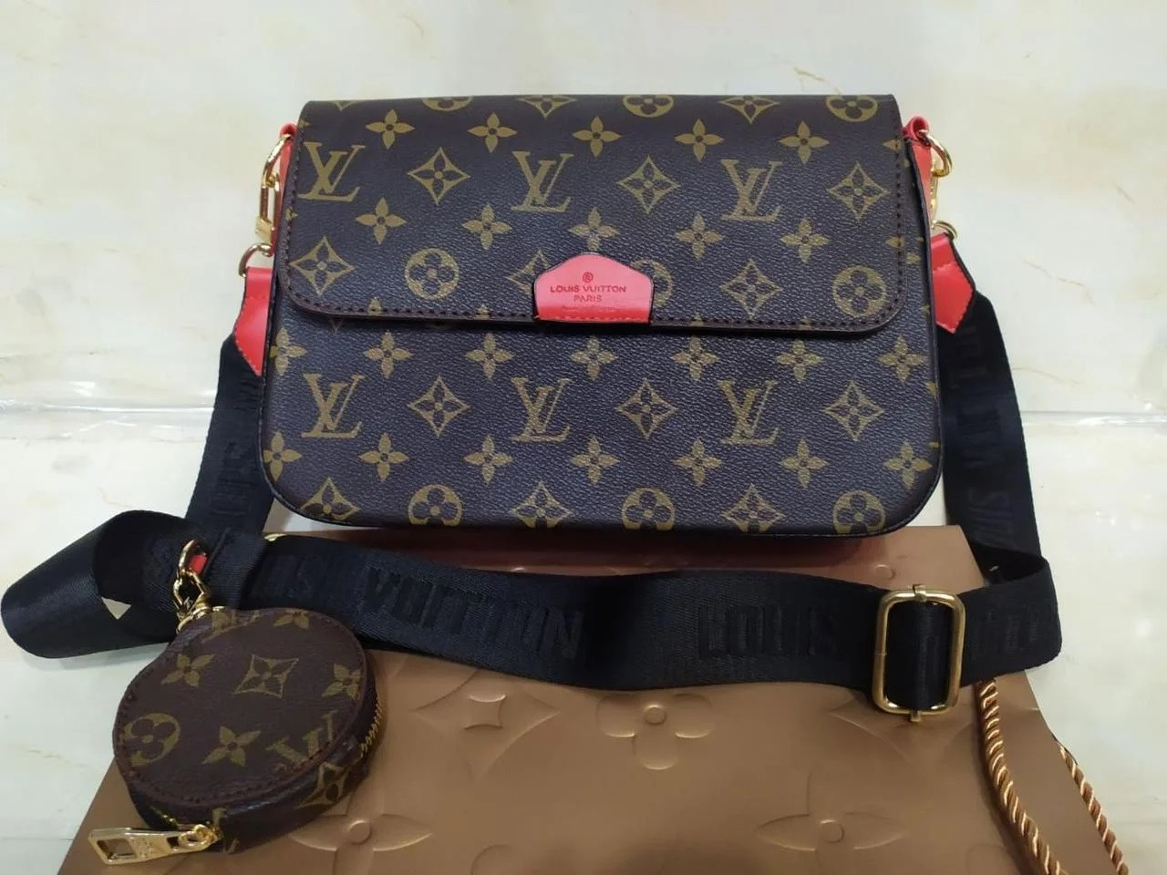 

Сумка Louis Vuitton Луи Виттон реплика красный