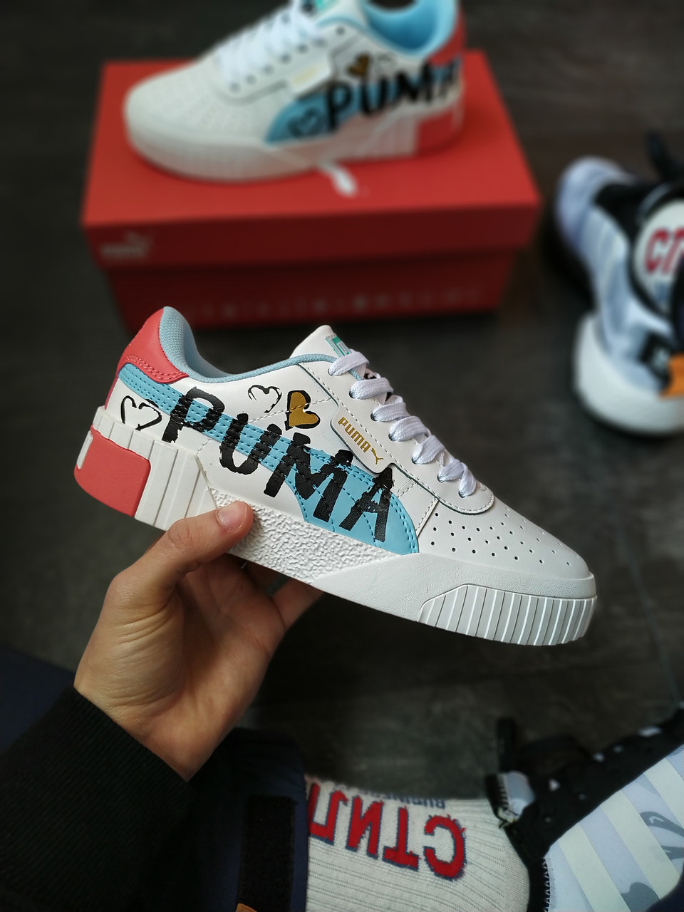 

Женские кроссовки Puma Cali White Graffiti Letter Board Белые с красным 37, Разные цвета