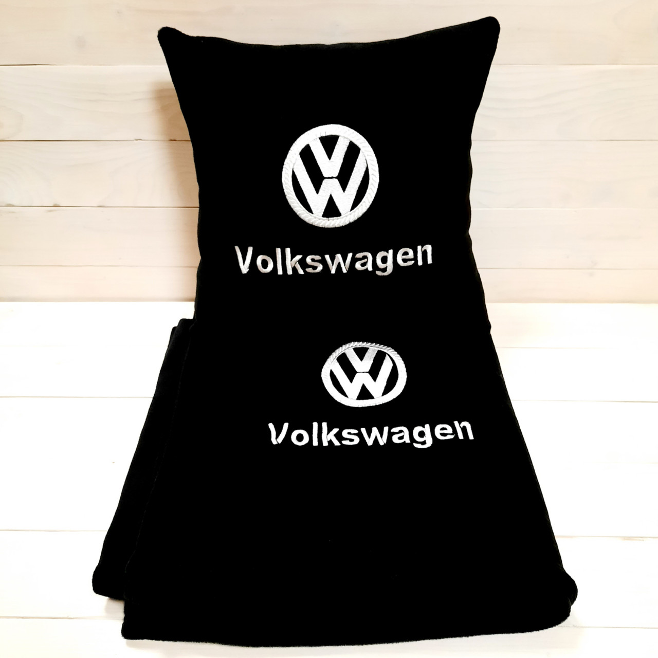 

Автомобільний плед і подушка з вишивкою Volkkswagen Barvysto чорний + чохол у подарунок
