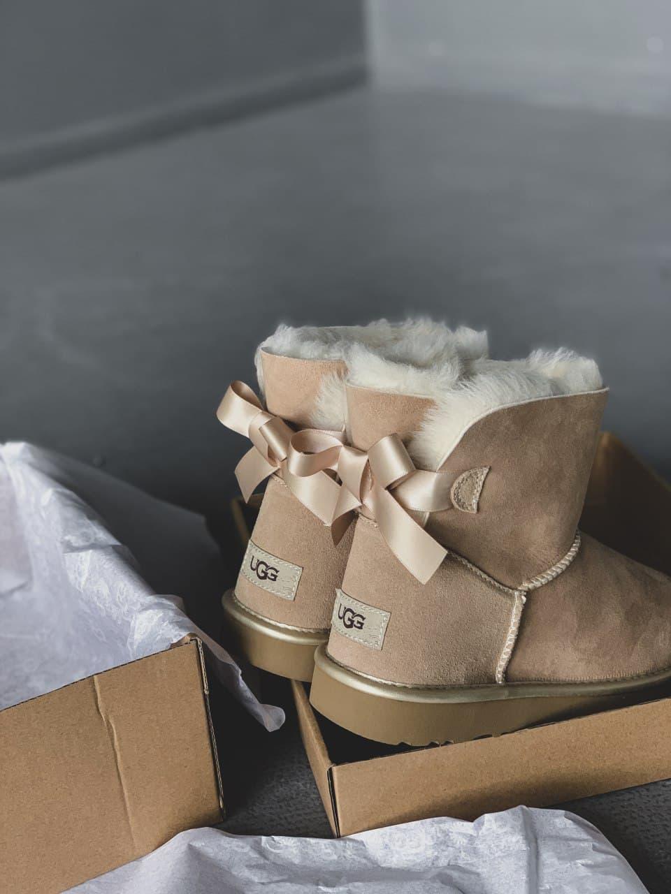 

Угги женские Ugg Australia MINI BAILEY BOW II песочные, натуральная замша, овчина, код FL-3074