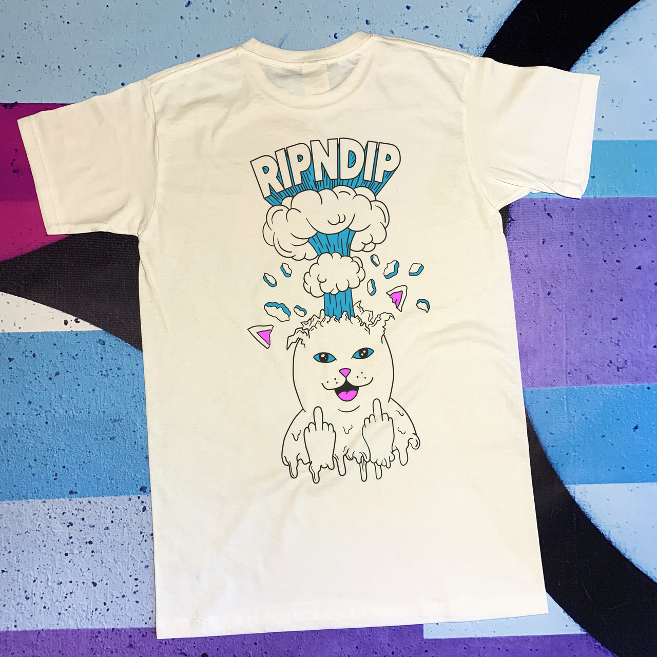 

Белая футболка RipNDip • boom