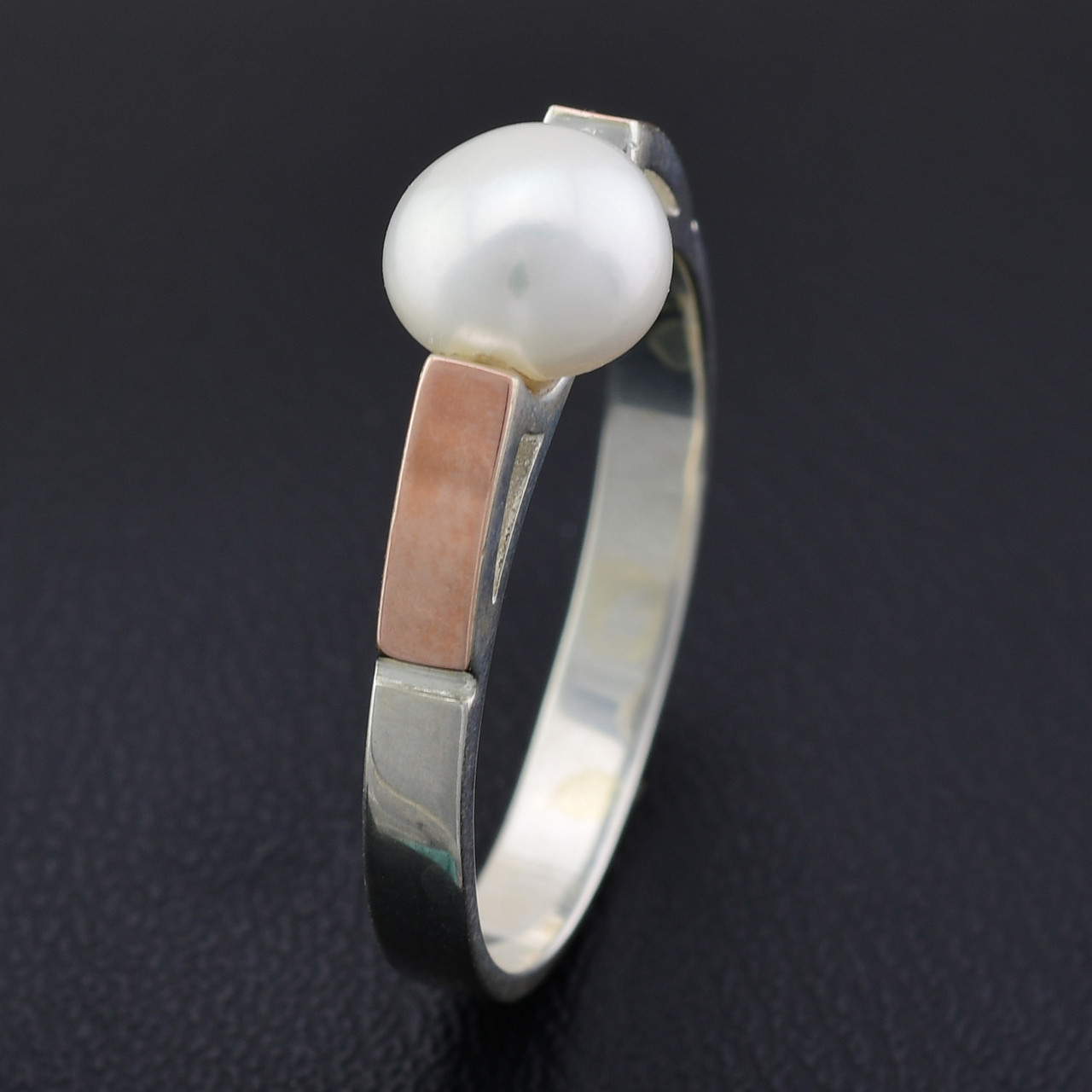 Кольцо серебряное женское с золотом Вера вставка искусственный жемчуг размер 16
