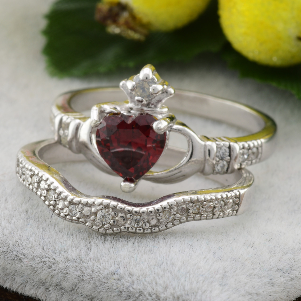 Кольцо серебряное женское двойное Сердце на ладонях вставка красные фианиты размер 18.5