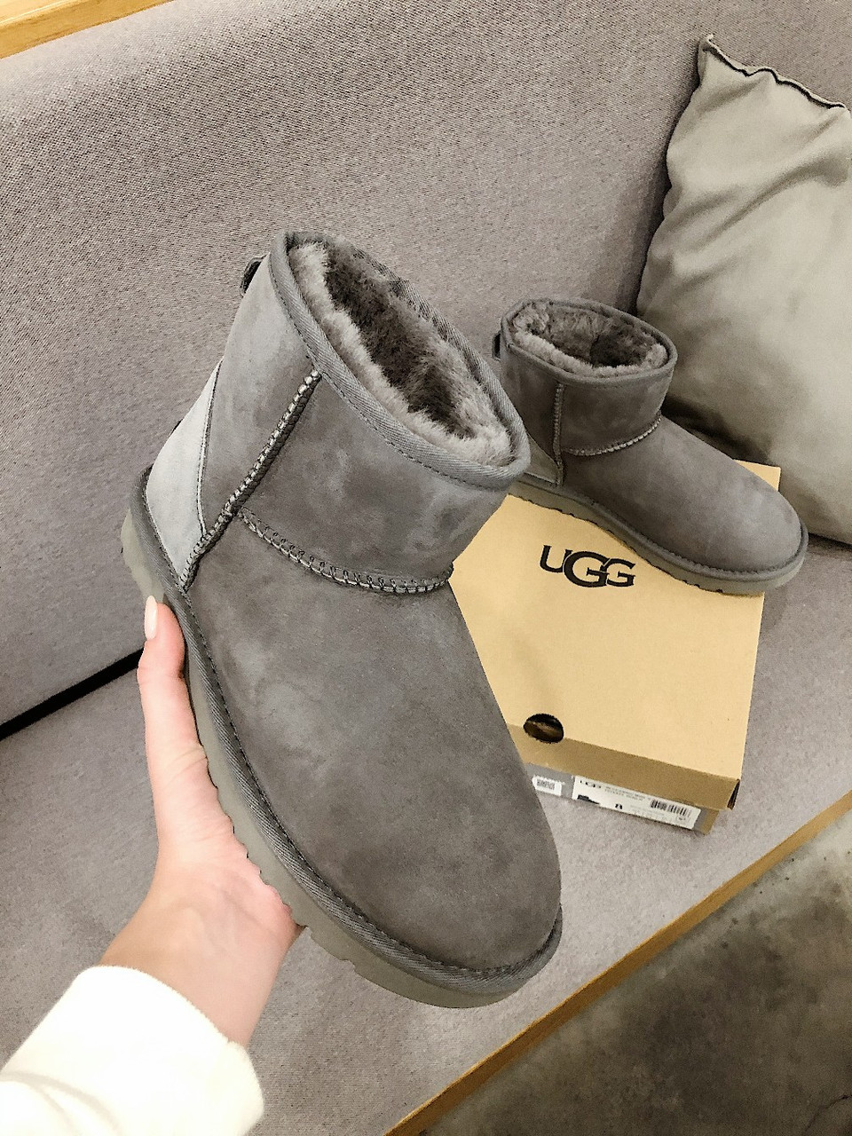 

UGG Mini Classik Grey женские сапоги замшевые. УГГИ Мини серые замша для девушек. Стильные валянки на зиму