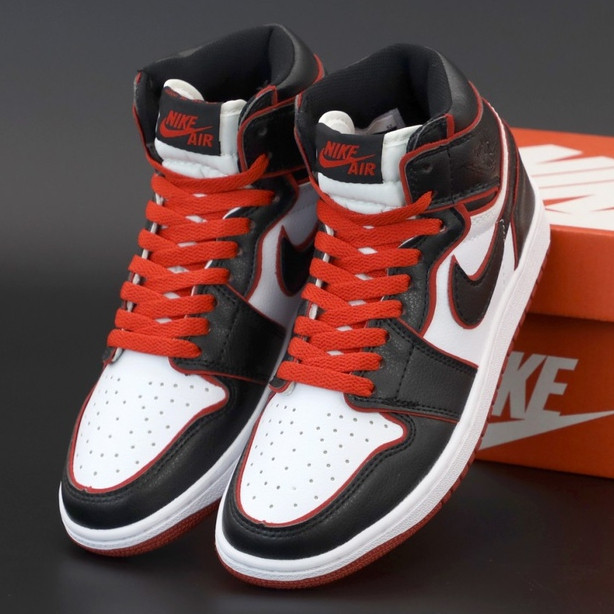 

Женские кроссовки Nike Air Jordan 1 Retro кожа, черно-белый 41