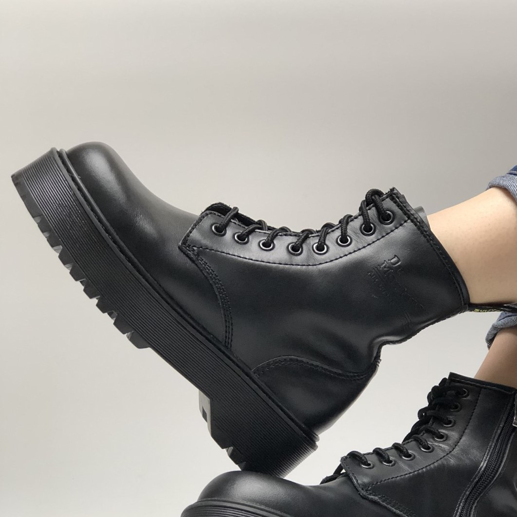 

Dr. Martens Jadon Zip Mono Black | берцы женские; на платформе; мартенс; черные; демисезон; молния/замок, Черный