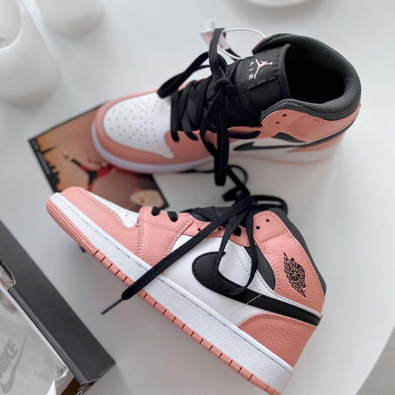 

Женские кроссовки Nike Air Jordan Pink 1 Retro Розовые