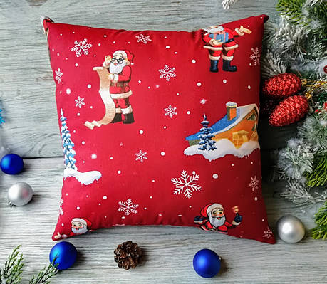 Декоративная Подушка Новогодняя Хлопковая Гипоаллергенная "Санта Клаусы на красном",  35 см * 35 см, фото 2