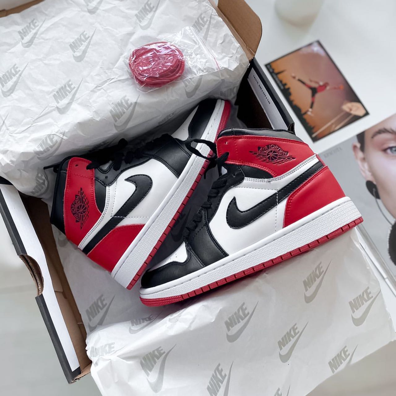 

Кроссовки Nike Air Jordan 1 Retro Mid Red Black / Найк Аир Джордан 1 Ретро красные. Натуральная кожа, Красный