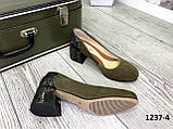 Туфли женские замшевые хаки на каблуке с принтом на пятке, фото 2