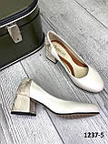 Туфли женские кожаные молочные на каблуке с принтом на пятке, фото 3