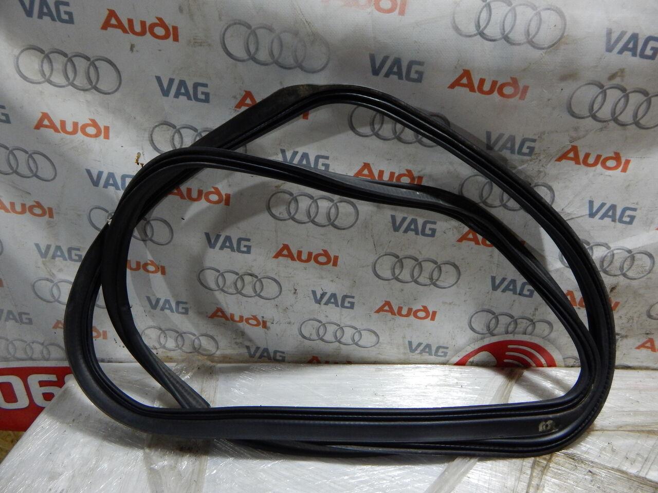 

Б/У Уплотнитель крышки багажника AUDI A6 4G5827705D