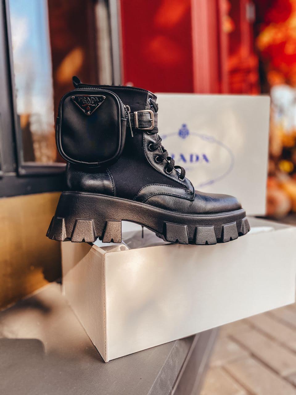 

Осенние боты Прада Монолит. Модные женские ботинки черные Prada Monolith с кошелечком, Черный