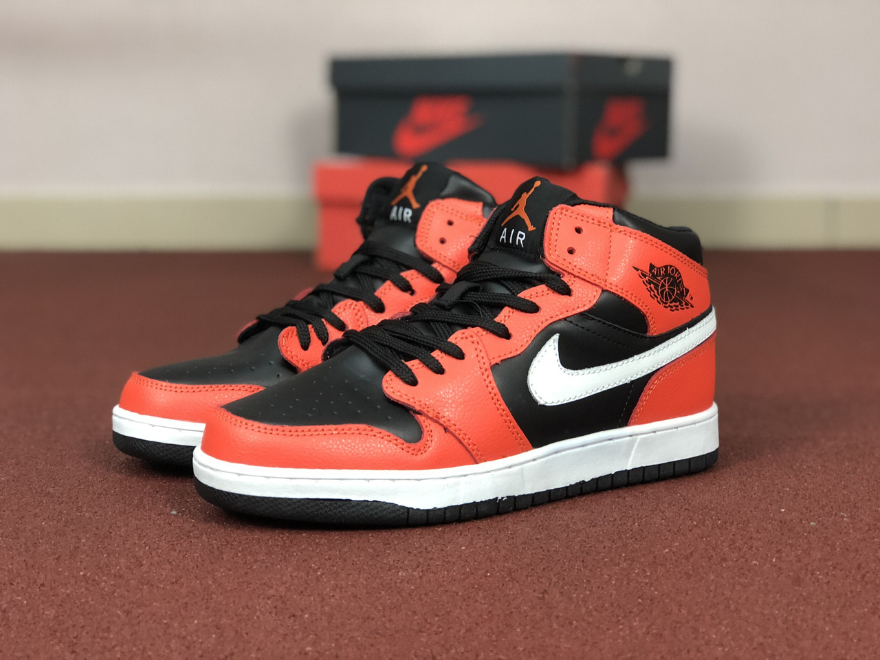 

Мужские кроссовки в стиле Nike Найк Air Jordan 1 Retro, кожа, оранжевые с черным 44 (28 см), Оранжевый