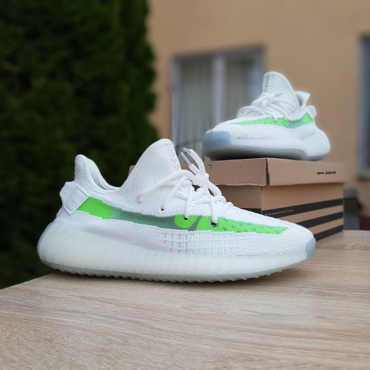 

Женские кроссовки в стиле Adidas Адидас Yeezy Boost 350 V2, белые с салатовым 36 (23 см), Белый