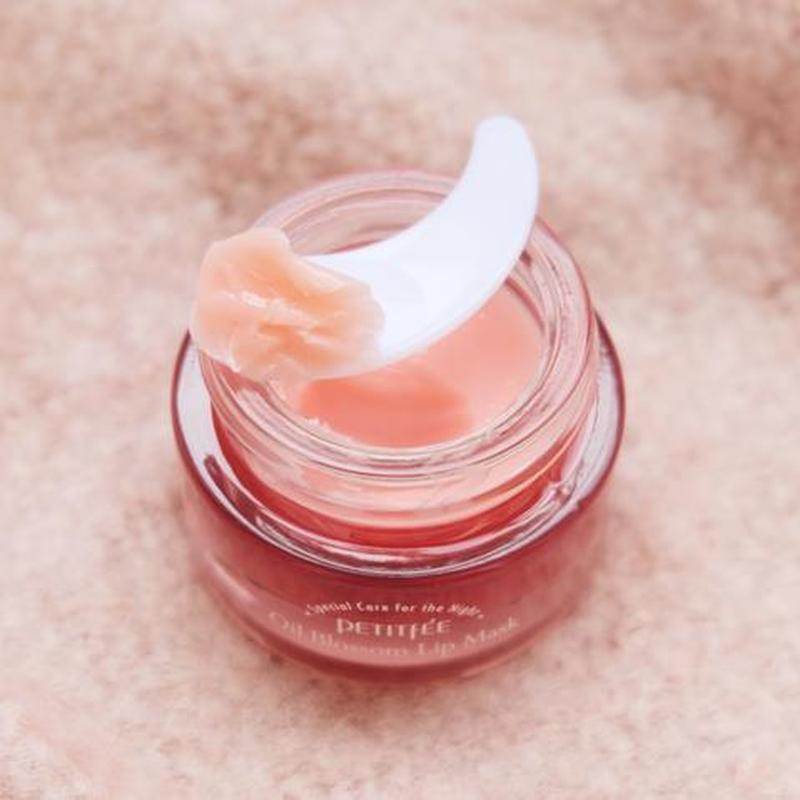 

Ночная маска для губ с маслом камелии и витамином Е Petitfee&Koelf Oil Blossom Lip Mask, 15 г