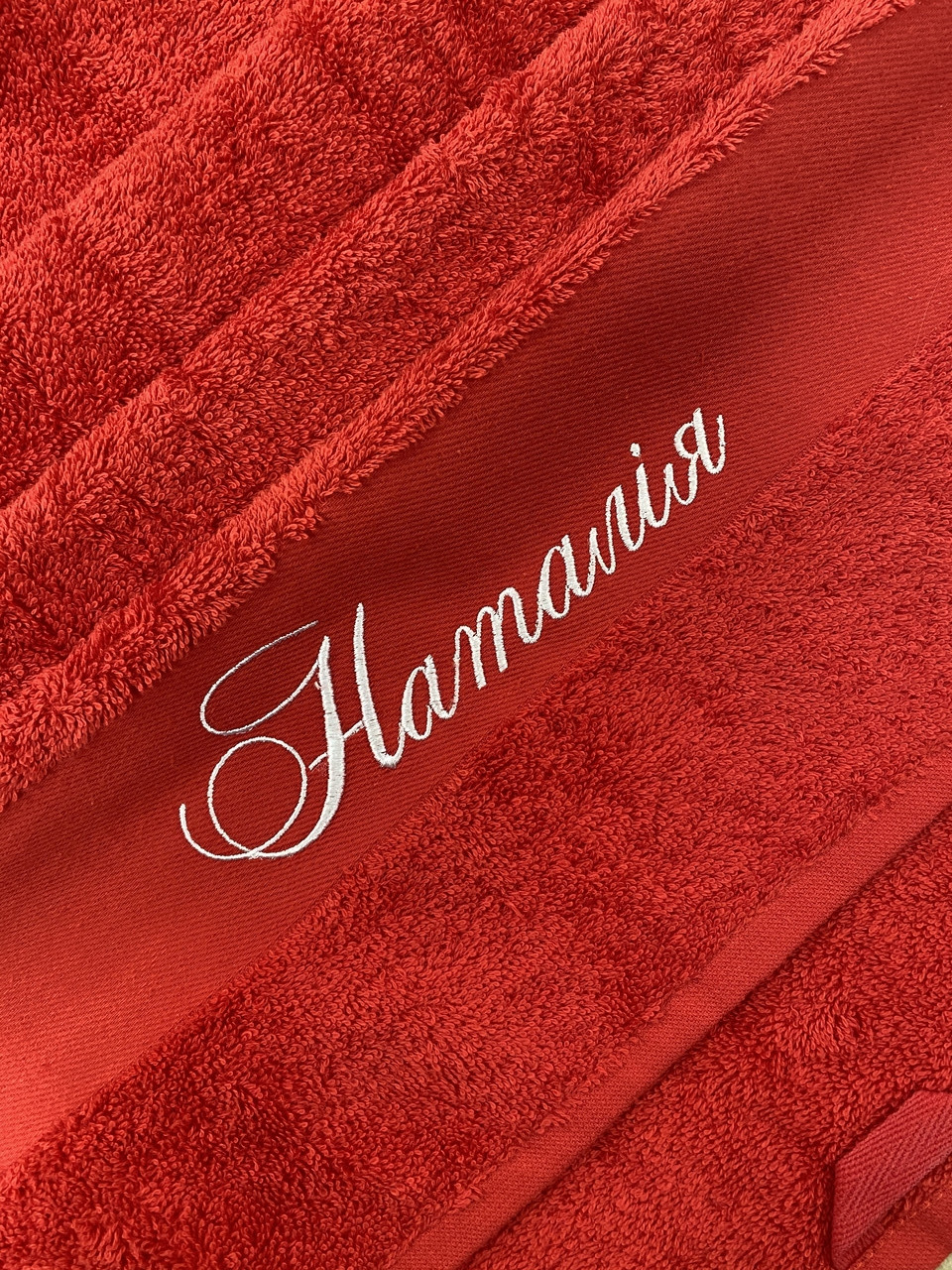 Именное махровое полотенце красное с вышитым именем на заказ Atteks - 1532