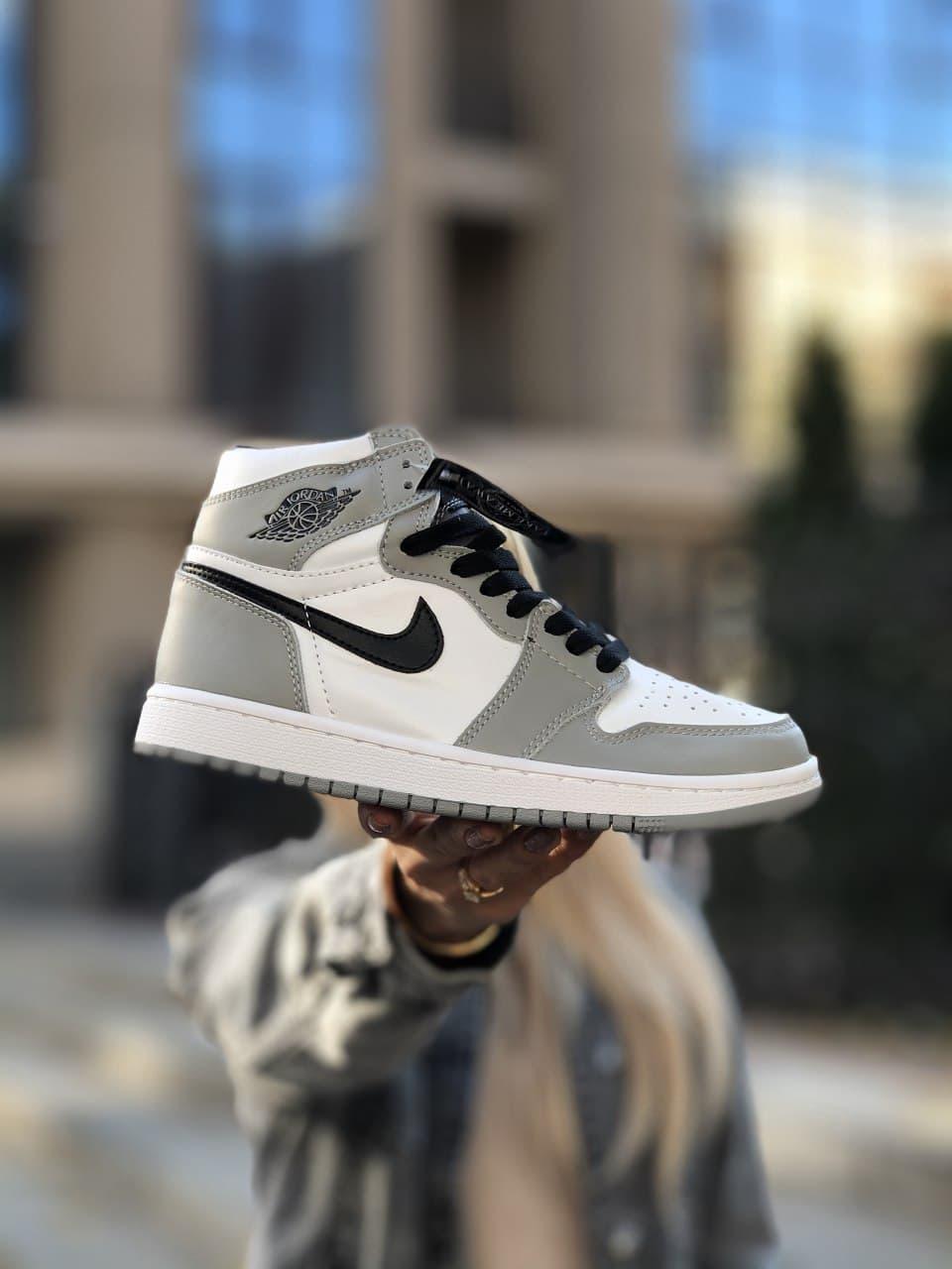 

Кроссовки мужские Nike Air Jordan 1 Retro белые с серым, Найк Джордан, натуральная кожа, прошиты. Код Z-3143 42, Белый