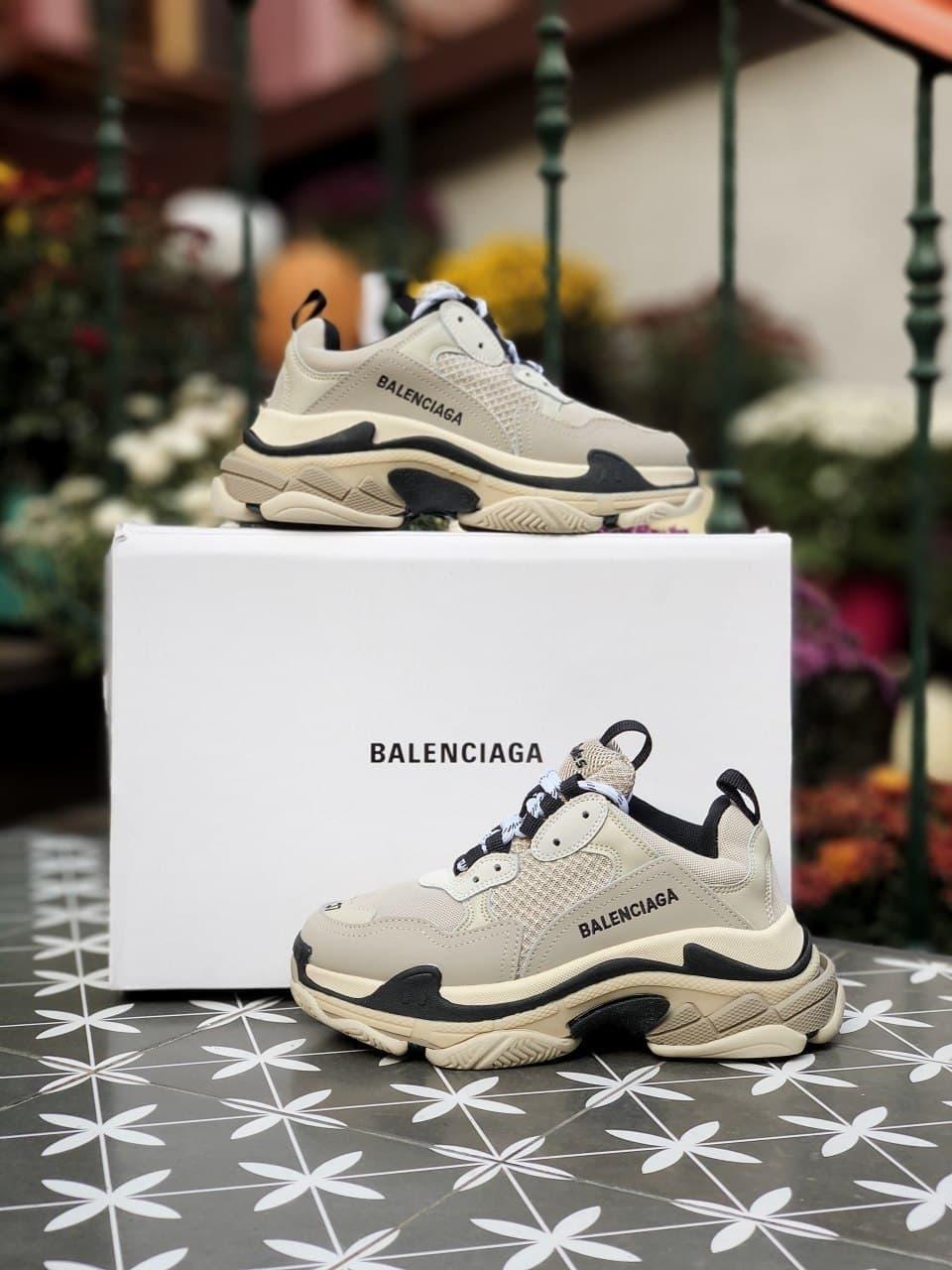 

Женские кроссовки Balenciaga Triple S Beige / Баленсиага Трипл С Бежевые 40