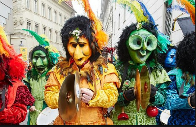 Карнавальні аксесуари (смішні маски з приколами, латексні маски для Хеллоуїна, боа, пір'я та ін)