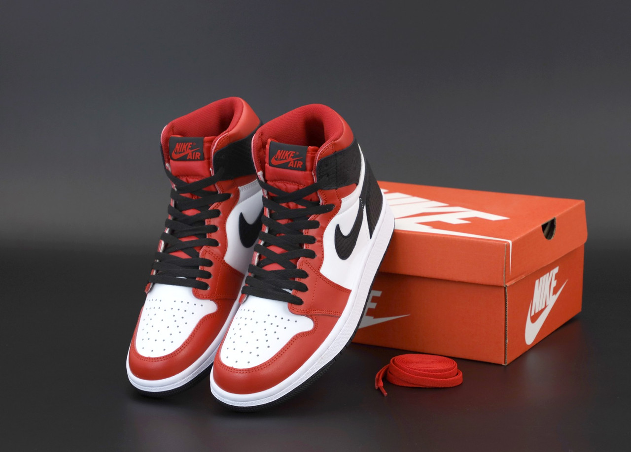 

Унисекс кроссовки Найк Аир Джордан Ретро 1. Nike Air Jordan Retro 1 красные с белым и черным женские и мужские, Красный