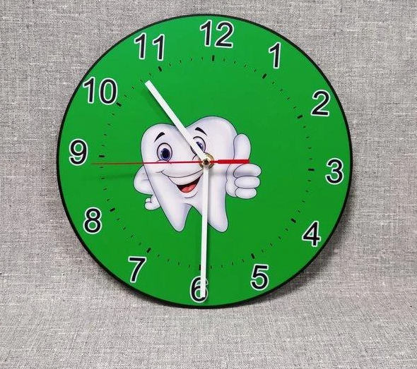 Часы настенные для кабинета стоматолога. Зубик смайл. Зеленые