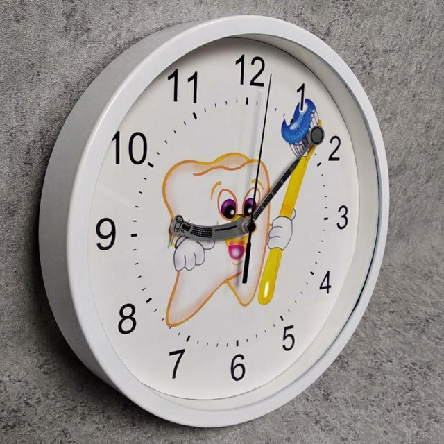 Часы настенные в пластиковом корпусе со стеклом и уникальными стрелками. Зубная щетка (Оранж)