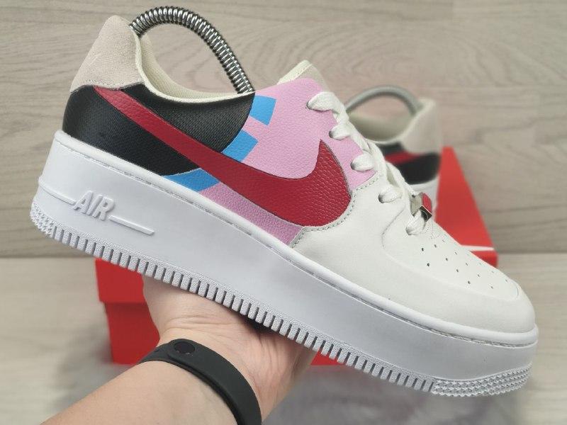 

Кроссовки Nike Air Force 1 белые с бежево/розово/чёрным кожанные всесезонные найк дешевые беговые, Белый