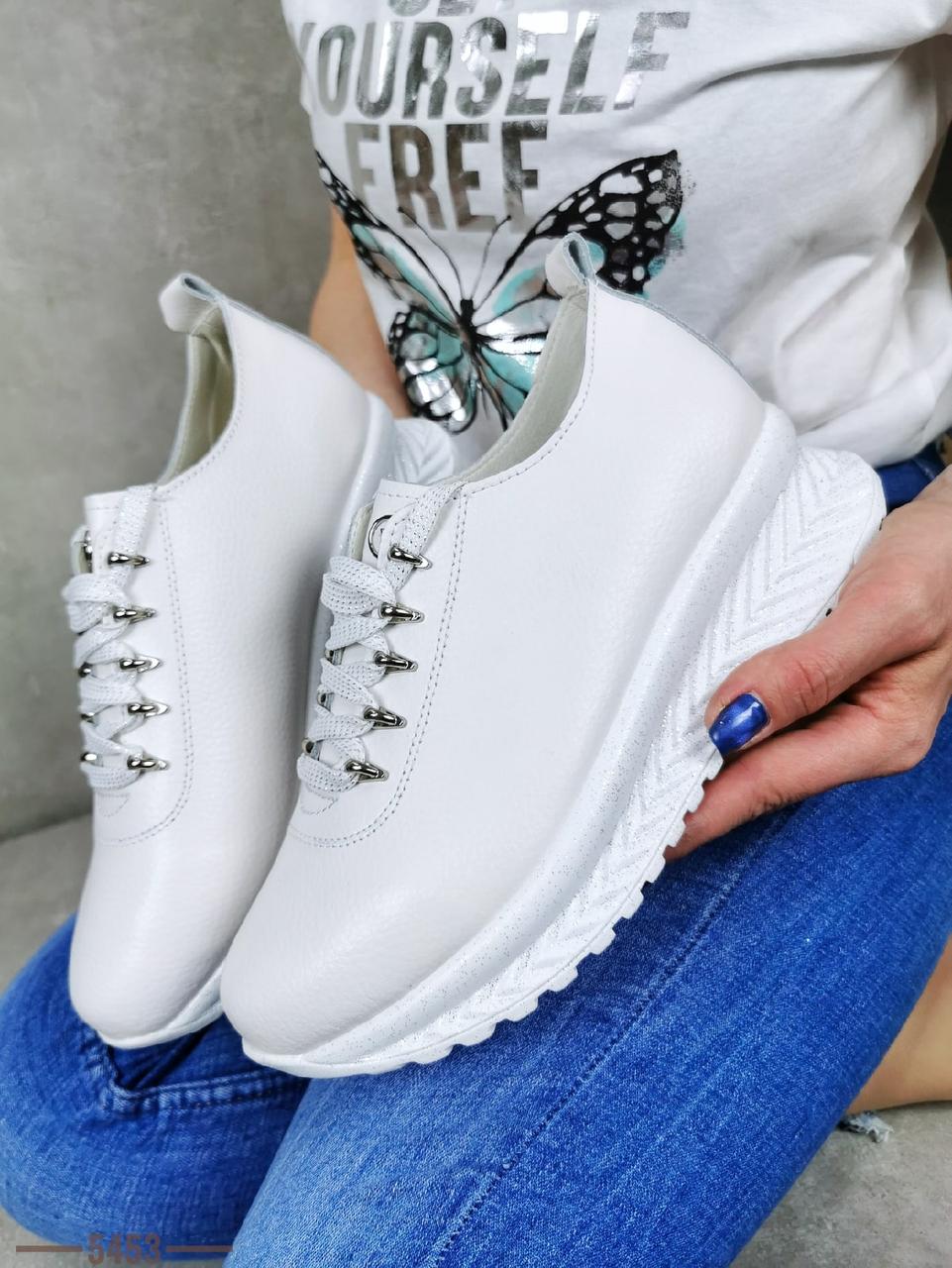 

Женские кожаные кроссовки на шнуровке 38,39 р белый 38, Белое серебро