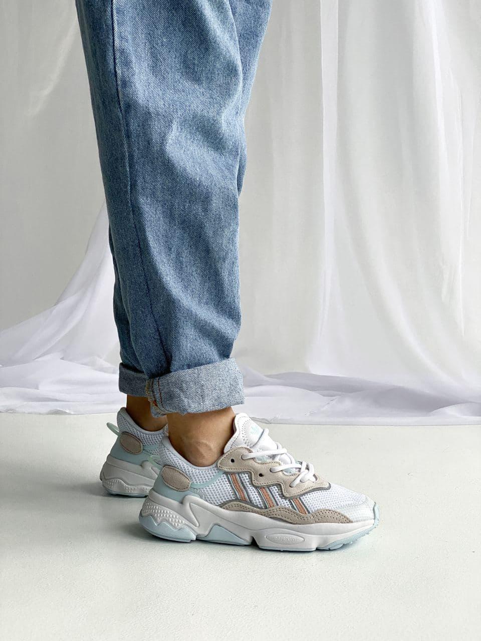 

Кроссовки женские Адидас Озвиго светлые. Модные кроссы Adidas Ozweego женские.