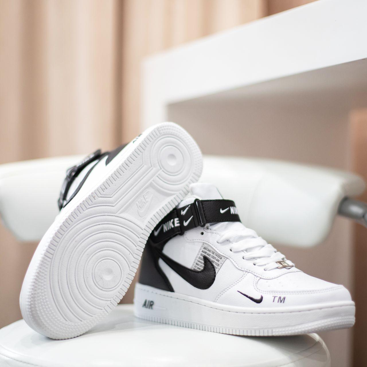 

Удобные кроссовки зимние женские Nike Air Force 1 Mid LV8. Белые с черным кроссы на зиму Найк Аир Форс Мид ЛВ8, Белый