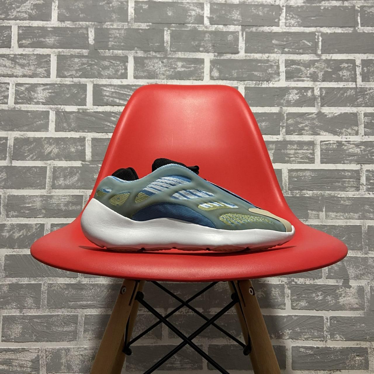 

Мужские кроссовки Adidas Yeezy Boost 700 V3 White Blue / Адидас Изи 700 В3 Белые Голубые, Синий