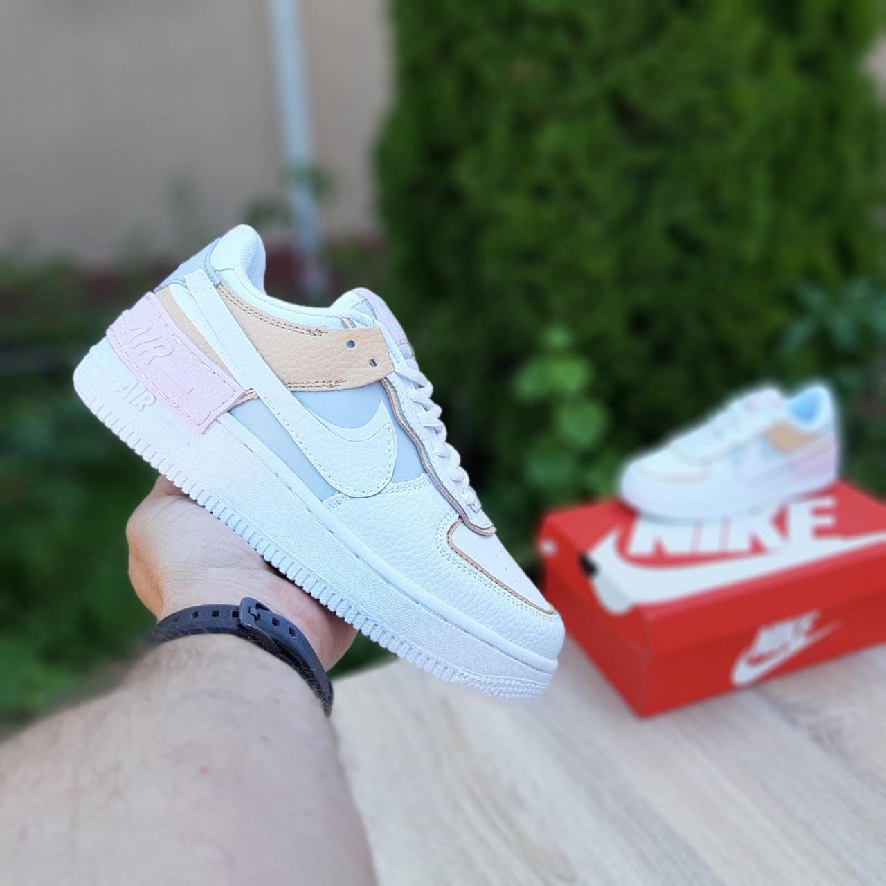 

Кроссы Найк Аир Форсе для девушек белые с бежевым Кроссовки Nike Air Force 1 Shadow White Biege женские, Белый