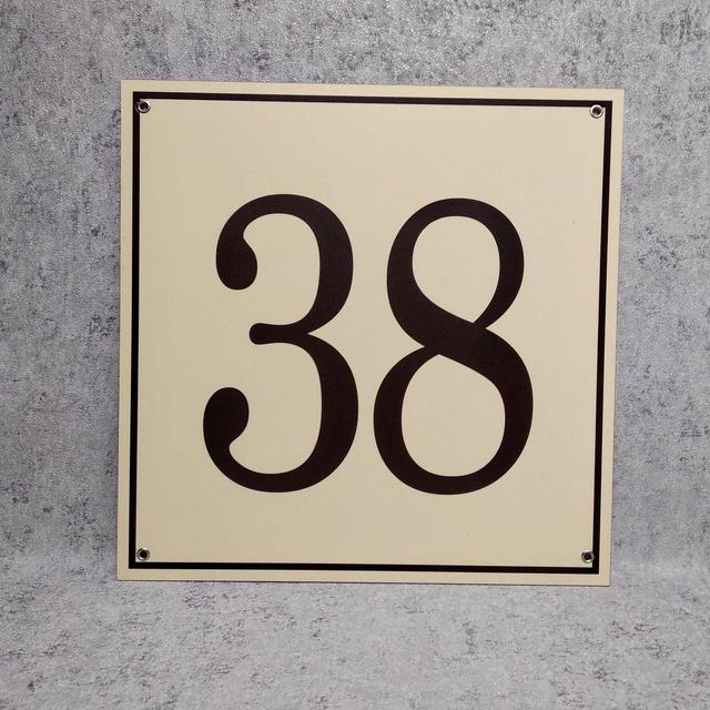 Бежево-коричневая табличка с номером