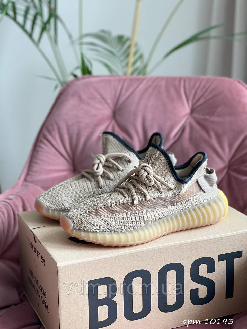 

Кроссовки жеские Adidas Yeezy Boost 350 в стиле Адидас Изи Буст, текстиль код SD-10193. Бежевые 37, Бежевый