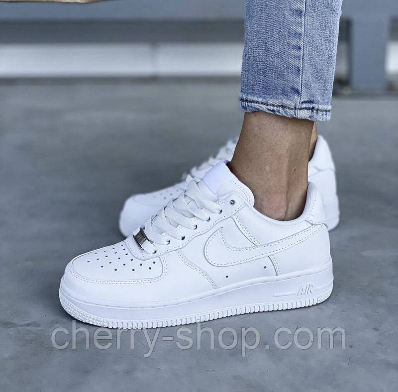 

Женские кроссовки Nike Air Force 1 белого цвета