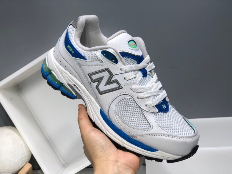 

Женские кроссовки New Balance 2002