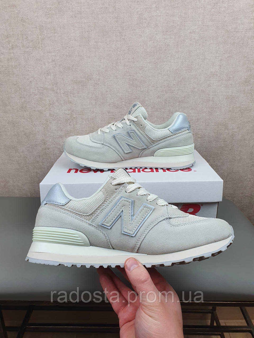 

New Balance 574 Light Grey кроссовки на весну женские светло серые. Кроссы для девушек Нью Беланс 574 замшевые 39