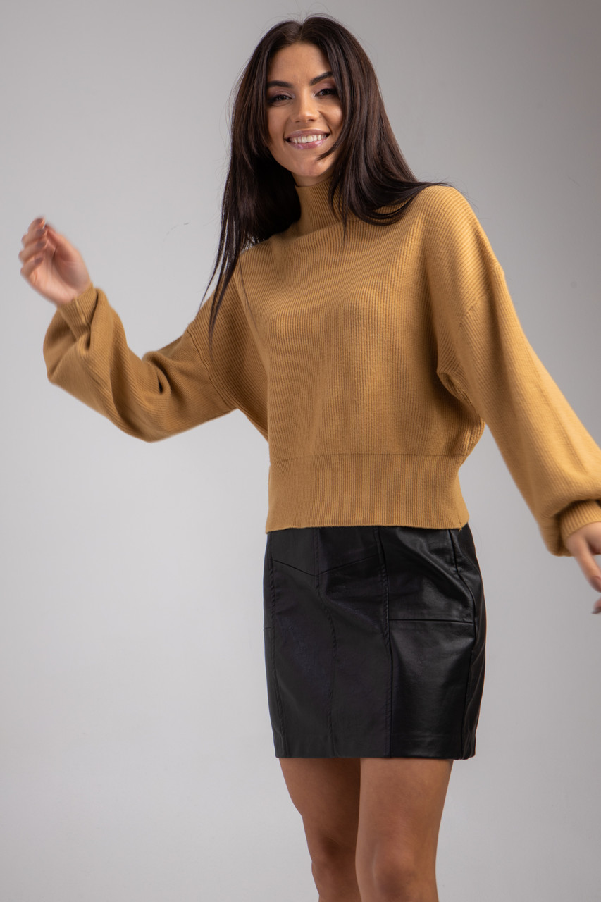 

Свободная короткая кофта-свитер с горловиной стойкой с широкими рукавами в 7 цветах в универсальном размере S/M, карамель