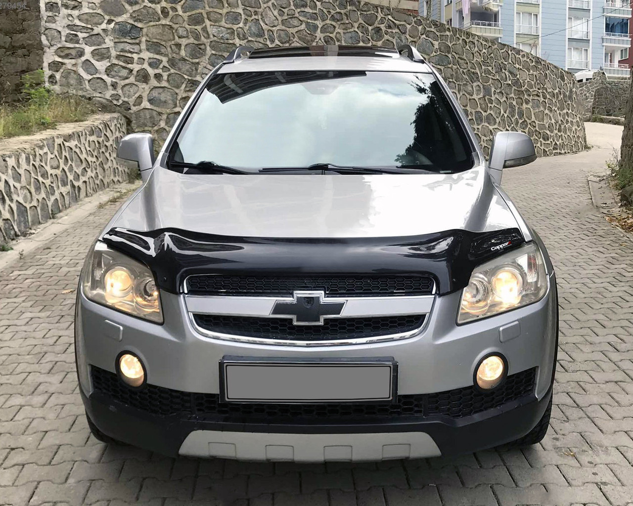 Капоте 2006. Дефлектор капота Chevrolet Captiva 2006-2011. Дефлектор Каптива. Мухобойка на капот Каптива Шевроле. Мухоотбойник Шевроле Каптива.