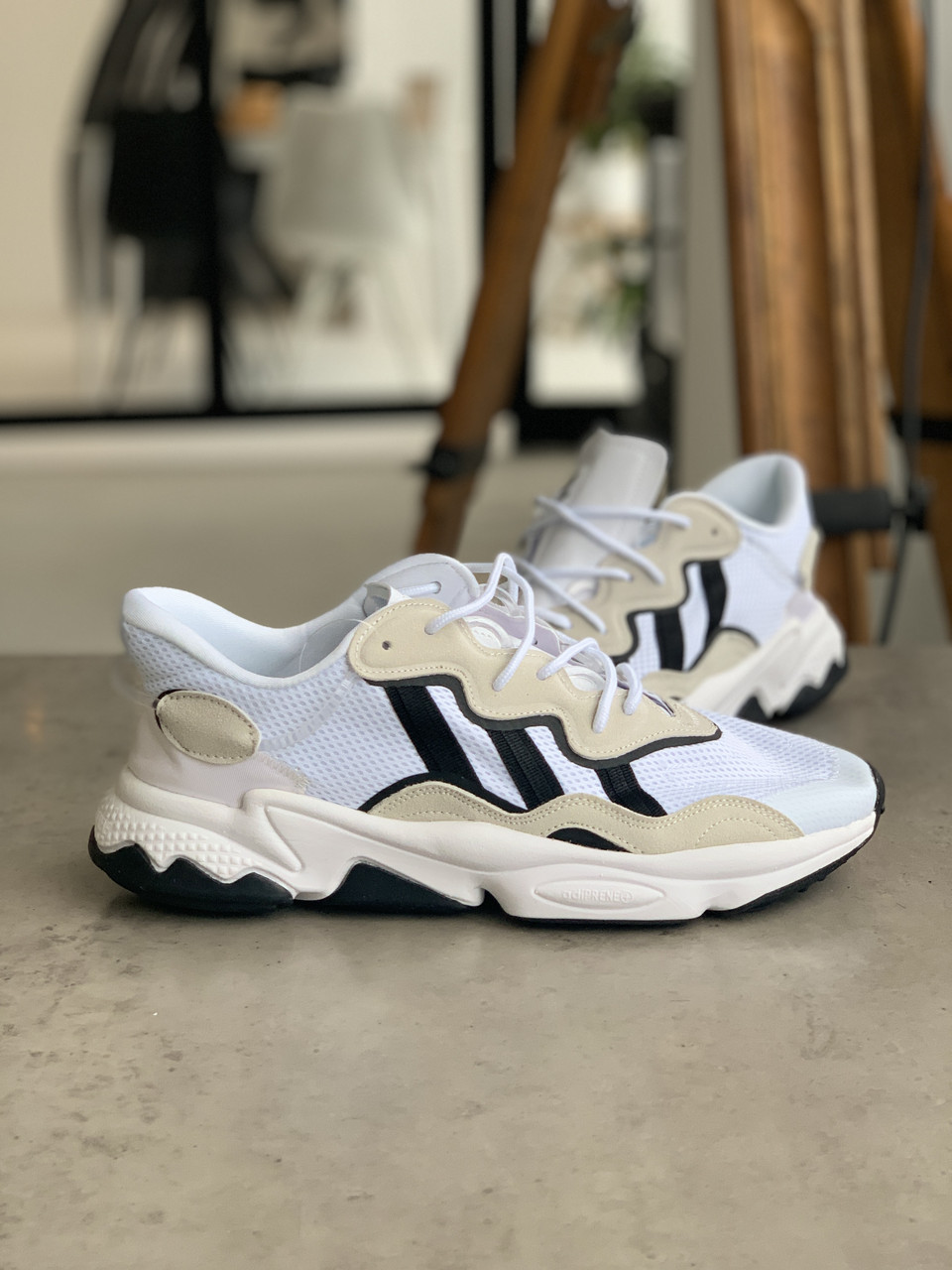 

Мужские Кроссовки Adidas Ozweego White with black stripes Адидас Озвиго Белые с чёрными полосками