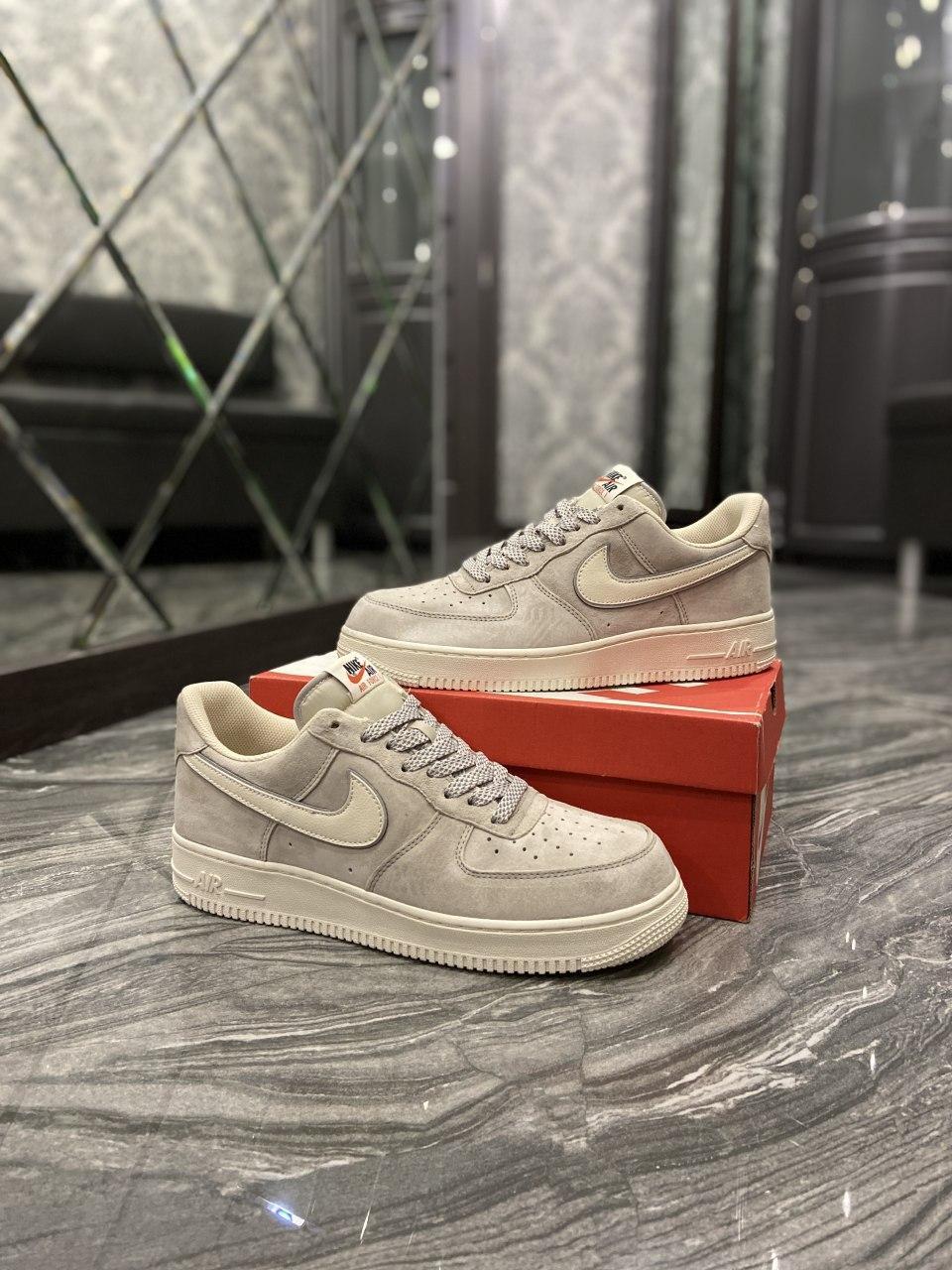 

Мужские кроссовки Nike Air Force 1 Low Luxury Suede Light Grey / Найк Аир Форс 1 Лоу Замшевые Светло-Серые 42, Светло-серый